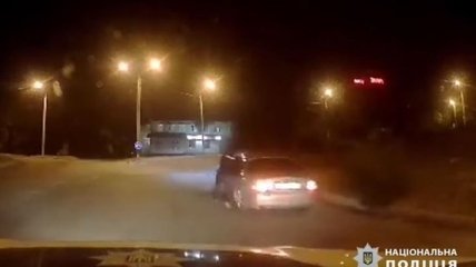 Водитель протащил по дороге полицейского на двери своего автомобиля (Видео)