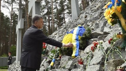 Порошенко и Яценюк почтили память жертв политических репрессий в Быковне