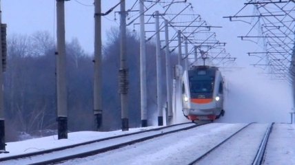 Под Черкассами поезд "Интерсити" застрял в снегу