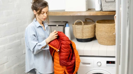 З плямами на пуховику може впоратися бензин