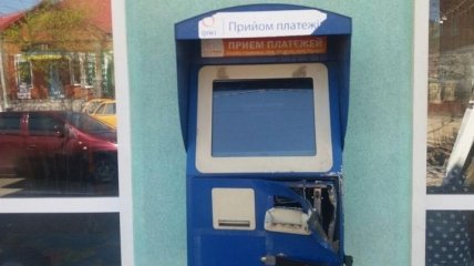 Одесские хулиганы разрубали топором терминалы и похитили деньги