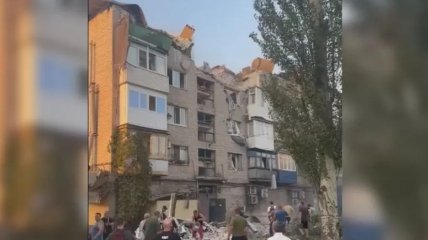 Оккупанты нанесли удар по многоэтажке в Покровске: среди жертв гражданские и спасатели (обновлено)