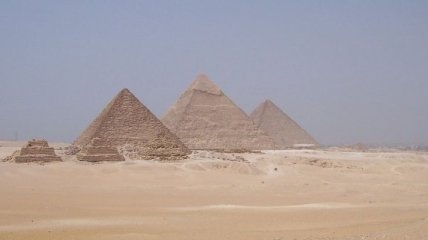 Неподалеку от египетских пирамид прогремел взрыв: 17 пострадавших