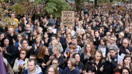 В Варшаве тысячи поляков вышли против запрета абортов