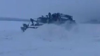 Как спасатели ГСЧС помогали в очистке дорог от снежных заносов (Видео)