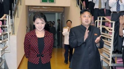 Супруга Ким Чен Ына эпатировала общественность брючным костюмом