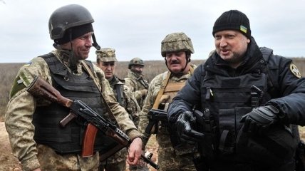 Турчинов приказал усилить меры безопасности для военных на Донбассе