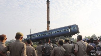В Индии поезд столкнулся с мусоровозом: много пострадавших