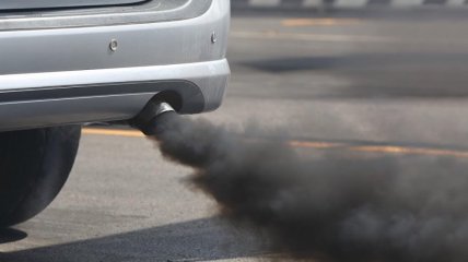 Про які несправності говорить колір диму з вихлопної в авто: пояснення водіям