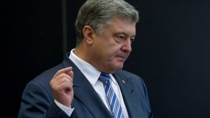 Макрон пригласил Порошенко во Францию 