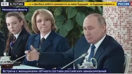 Рука российского диктатора проходит сквозь микрофон, не задевая его