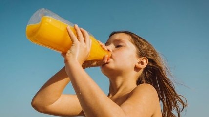 Детки и напитки: когда можно начинать давать сок