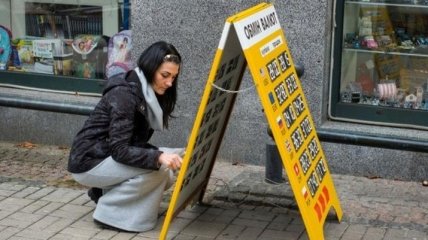 У понеділок гривня впала ще на 23 копійки