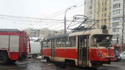 В Киеве столкнулись трамвай и грузовик