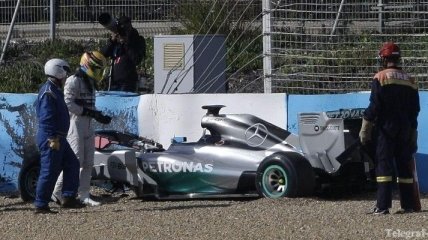 Презентация нового болида Mercedes закончилась аварией
