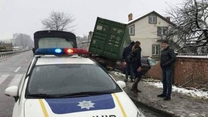 На Львовщине фура влетела в спальню супругов