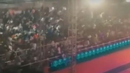 На спортивном турнире в Индии обрушилась трибуна со зрителями: момент попал на видео