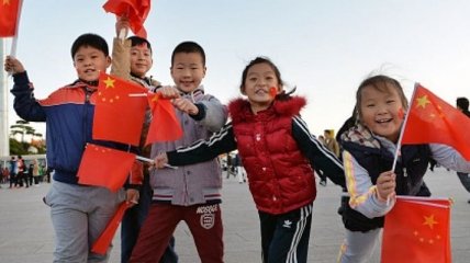 Китайцям дозволили мати трьох дітей, але ті не поспішають заводити навіть другу: в чому причина