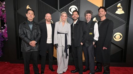 Джозер Ган, Дэйв Фаррел, Эмили Армстронг, Майк Шинода, Брэд Делсон, Колин Бриттен