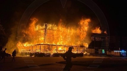 Пекельне видовище: у Пітері згорів великий торговий центр (фото та відео)