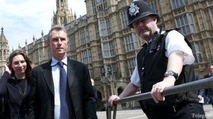 Британский политик, обвиняемый в гей-изнасиловании, не уйдет в отставку