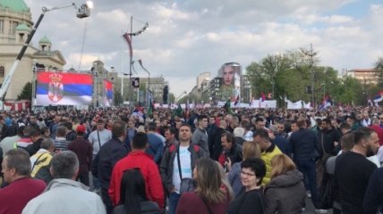 Сербы вышли под парламент в поддержку правящей партии