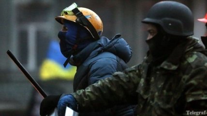 Митингующие в центре Киева несут дозор у баррикад