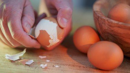 Процесс очищения яиц от скорлупы многим кажется слишком муторным