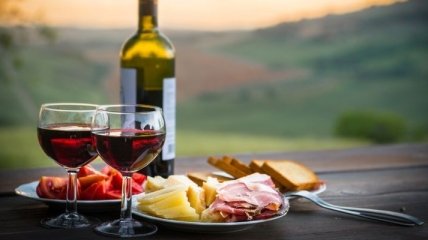 Медики назвали пользу красного вина