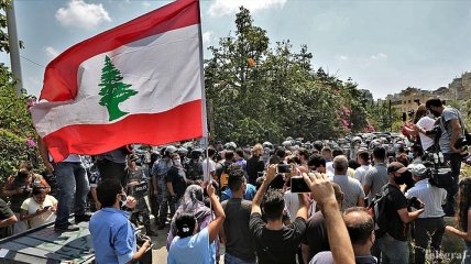После разрушительного взрыва в Бейруте начались антиправительственные протесты
