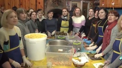 Волонтеры приготовили тонну "Оливье" для бойцов АТО (Видео)