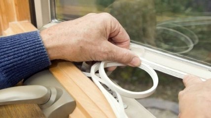 Щілини у вікнах забирають дуже багато тепла під час холодів