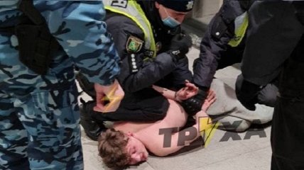 Носился по залу с ножом и бил витрины: в Харькове парень устроил ночной погром в "АТБ" (фото, видео)