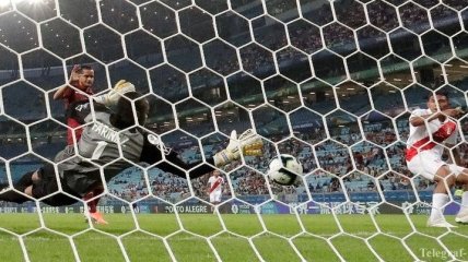 Перуанские игроки упустили за 8 секунд 5 возможностей отправить мяч в ворота (Видео)
