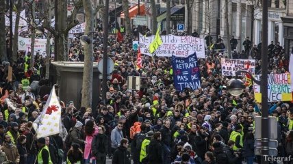 Демонстранты во Франции опять подрались с полицией (Видео)