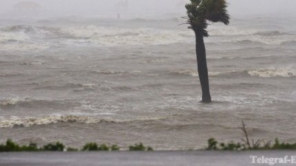 Ураган "Исаак" может преобразоваться в тропический шторм