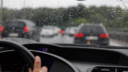 Дощ значно ускладнює автомобільний рух