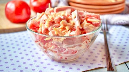 Салат с сыром, колбасками и помидорами