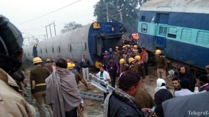 В Индии пассажирский поезд сошел с рельсов, есть жертвы