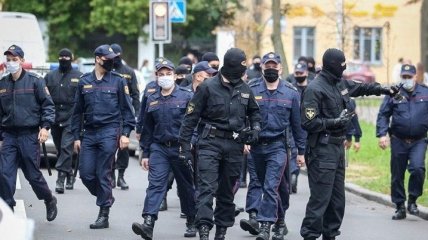 Избиения и разгон протестующих в Беларуси попали на видео