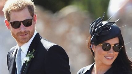 Меган Маркл покрасовалась в стильном наряде на свадьбе друга принца Гарри 