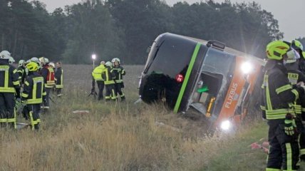 Водитель уснул за рулем: в Германии автобус вылетел с дороги и перевернулся, десятки пострадавших