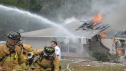 На крышу жилого дома упал самолет