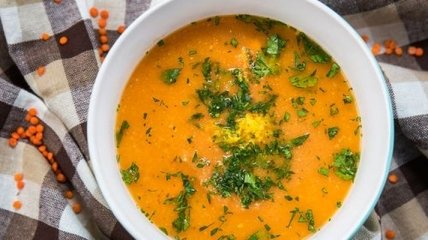 Рецепт дня: чечевичный суп с кабачками и помидорами