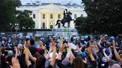 Возле Белого дома протестующие пытались свалить статую бывшего президента (Видео)