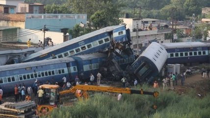 В результате крушения поезда в Индии пострадали 74 человека