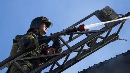 Все вокруг в дыму и огне: появились новые фото и видео пожара на рынке с пиротехникой в Ростове