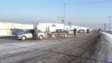Более 400 авто ожидают пропуска через КПВВ на Донбассе