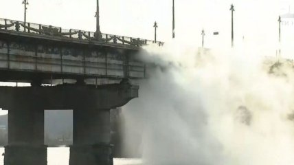 В Киеве вновь "прорвало" мост Патона (Видео)