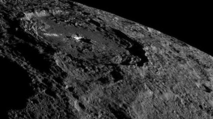 Космический аппарат прислал новые снимки Цереры